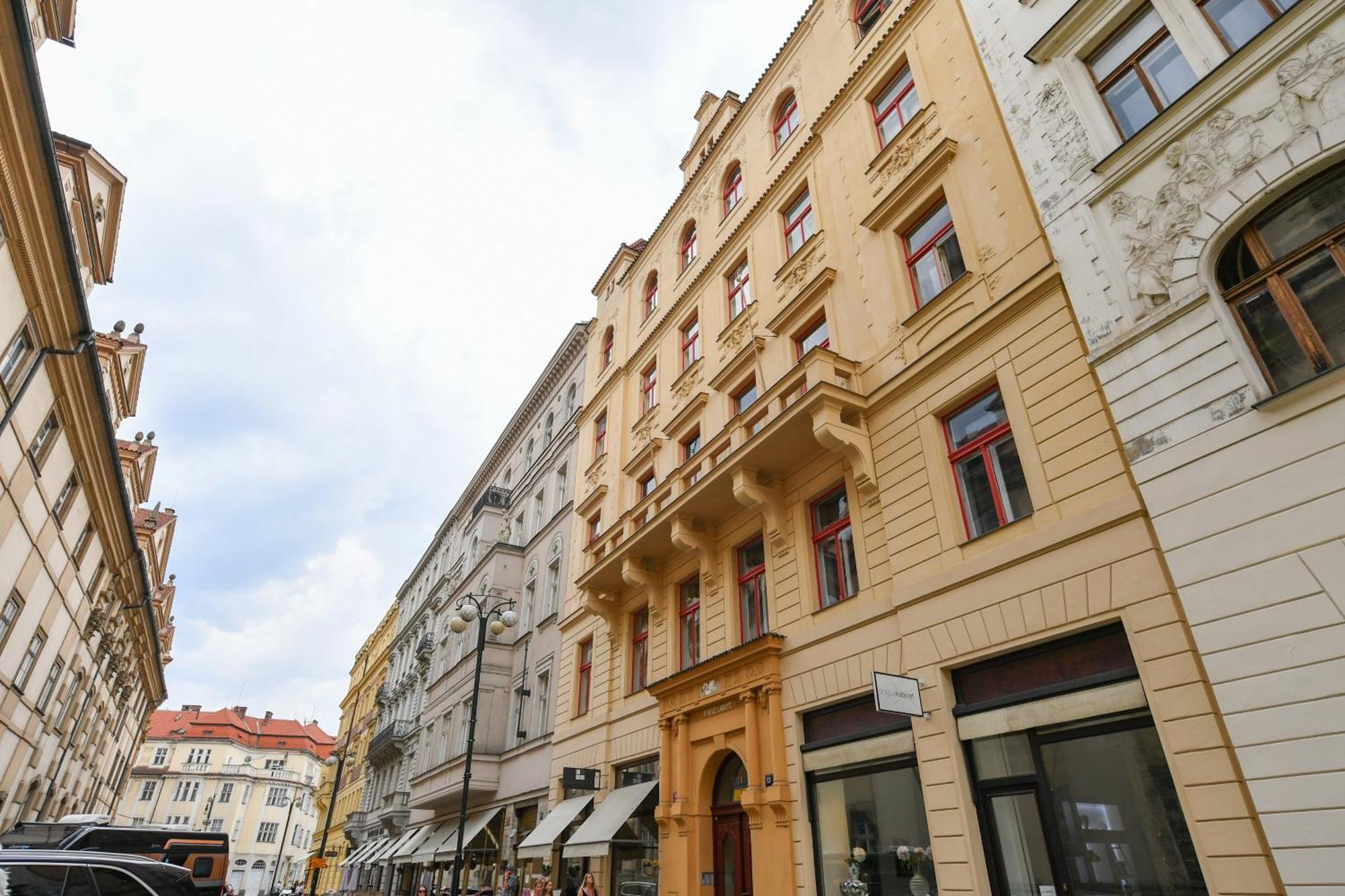 Stunning Charles Bridge Apartment Praga Exterior foto